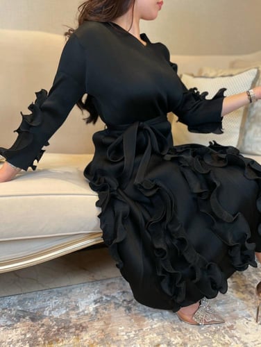 فستان اسود بحركة عالاطراف