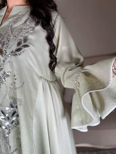 جلابية تفاحي فاتح بتل مطرز لامع