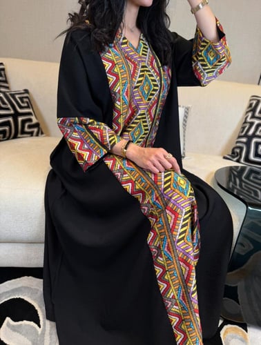 جلابية أسود ملونة بالوسط بالوان زاهية