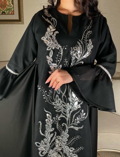 جلابية اسود مزينة بتل مطرز لامع