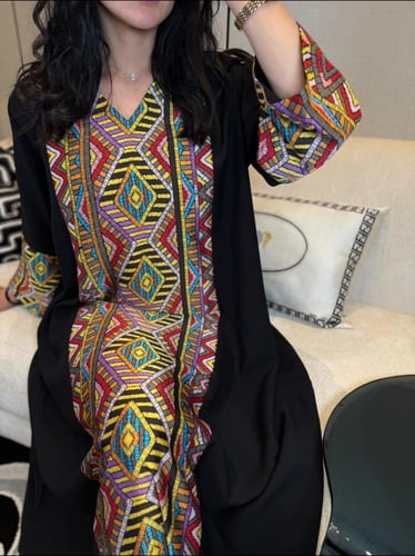 جلابية أسود ملونة بالوسط بالوان زاهية