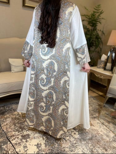 جلابية لنن بنقشة ربيانة اوف وايت سماوي