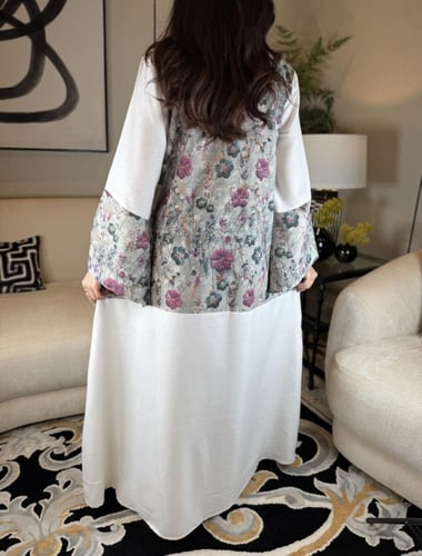 جلابية راقية بالوان الزهور ( اوف وايت)