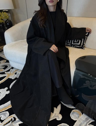 فروة بقصة عباية جوخ لون اسود مبطنة بفرو