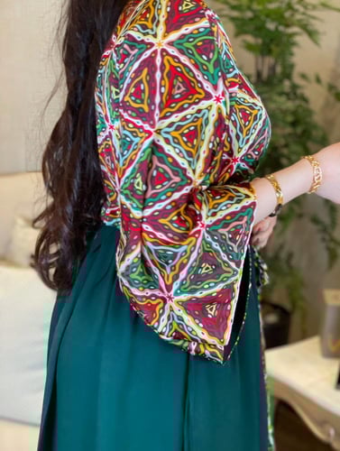 جلابية ملونة بربط زم بالخصر عشبي
