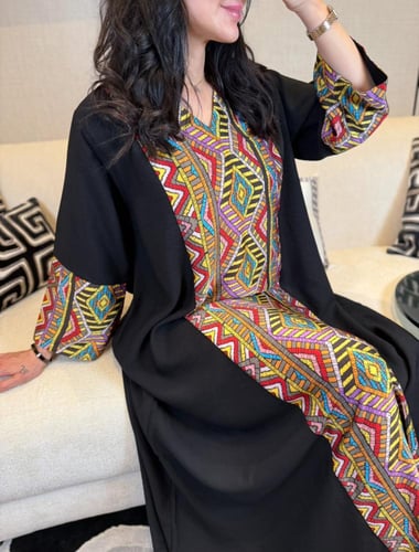 جلابية أسود ملونة بالوسط بالوان زاهية