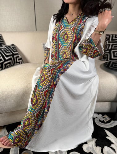 جلابية اوف وايت ملونة بالوان زاهية بالوسط