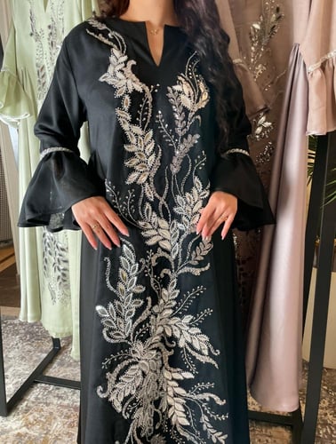 جلابية اسود مزينة بتل مطرز لامع