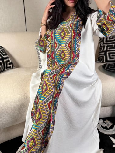 جلابية اوف وايت ملونة بالوان زاهية بالوسط