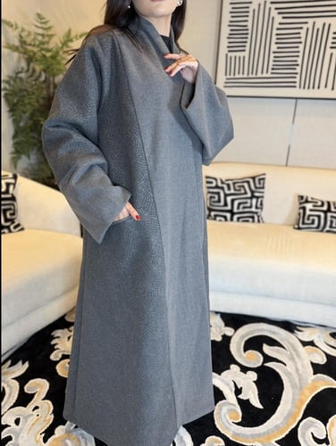 فروة بقصة عباية جوخ لون رمادي مبطنة بفرو