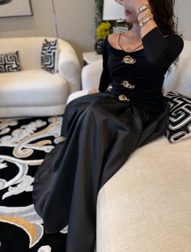 فستان أسود ببروشات ذهبي