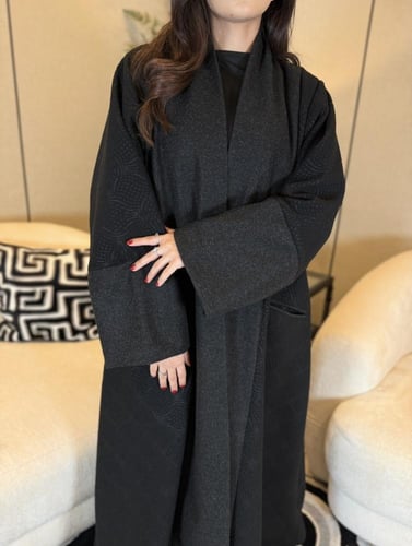 فروة بقصة عباية جوخ لون اسود مبطنة بفرو