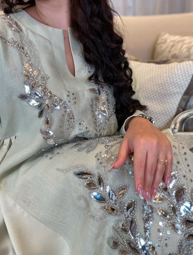 جلابية تفاحي فاتح بتل مطرز لامع