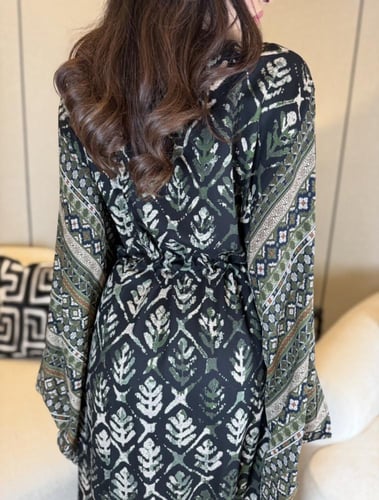 جلابية ناعمة كشمير زم عالخصر ملونة لون أخضر