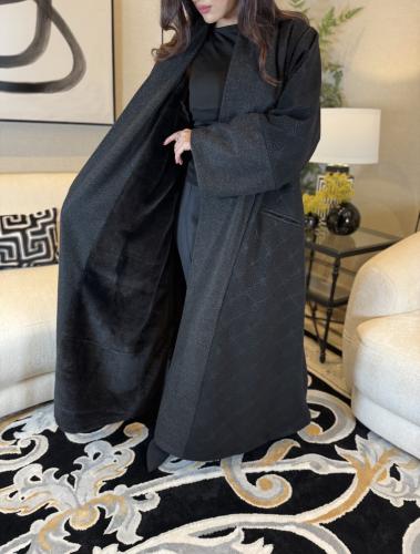 فروة بقصة عباية جوخ لون اسود مبطنة بفرو