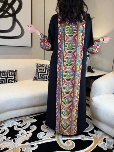 جلابية أسود ملونة بالوسط بالوان زاهية