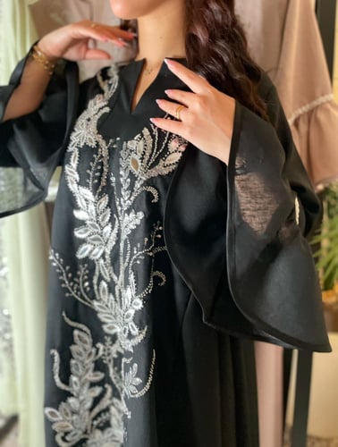 جلابية اسود مزينة بتل مطرز لامع