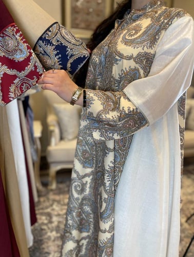 جلابية لنن بنقشة ربيانة اوف وايت سماوي