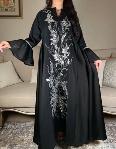 جلابية اسود مزينة بتل مطرز لامع