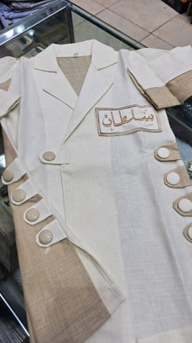 دقلة بلون مميز مع كتابه اسم