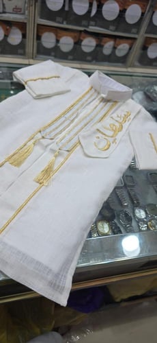 دقلة بلون مميز .مع كتابه اسم