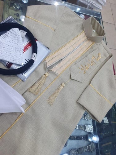 دقلة بلون مميز .مع كتابه اسم