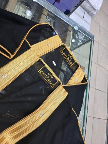 بشت بتاق اسم داخلي / لون البشت حسب الطلب