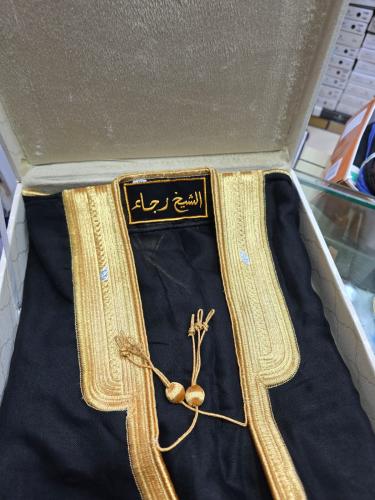 بوكس ملكي مع بشت مطرز