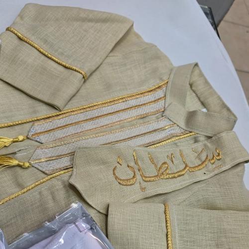 دقلة بلون مميز .مع كتابه اسم