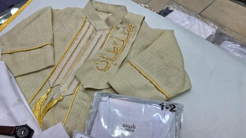 دقلة بلون مميز .مع كتابه اسم