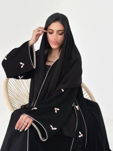 عباية لايف روز -100791- قماش كوبرا الفاخر تحديد لون وتطريز جنب واكمام لونين