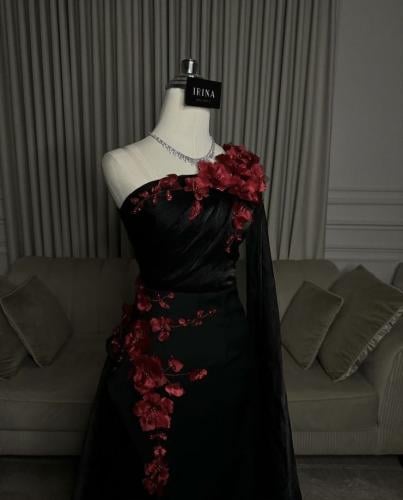 فستان سهره اسود بتصميم الورد الأحمر