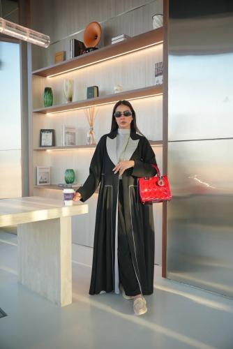عباية سوداء بكسرات جانبية