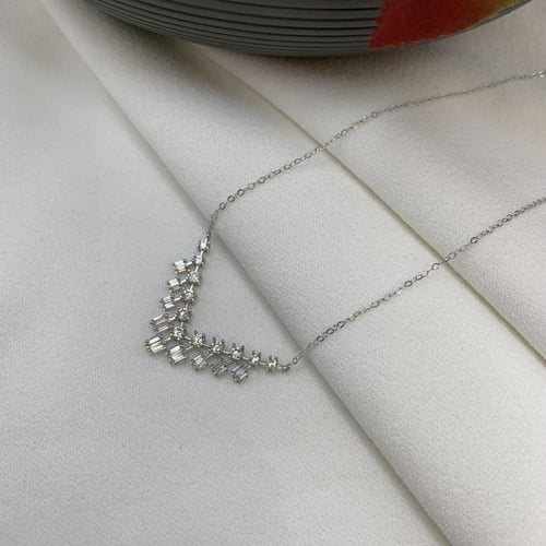 عقد ذهب ابيض تصميم الألماس عيار 18