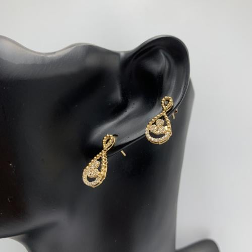 حلق ذهب عيار 18 تصميم الألماس.