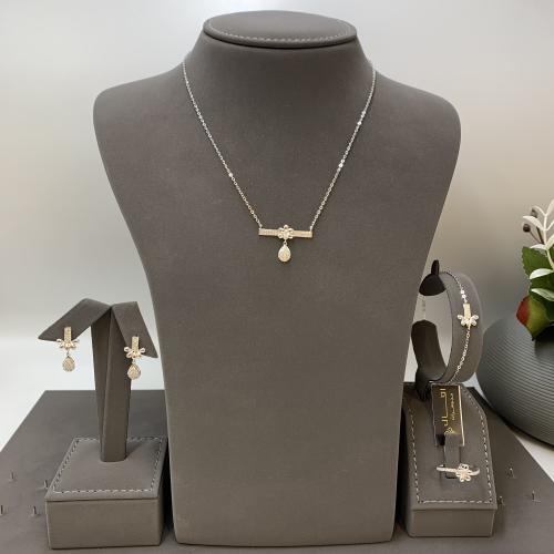 طقم ذهب ابيض ناعم تصميم الألماس عيار 18 الوزن 6.9