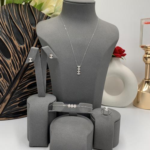 طقم ناعم تصميم الألماس عيار 18 الوزن 2.3