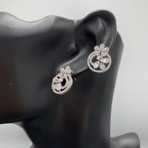 حلق ذهب ابيض تصميم الماس عيار