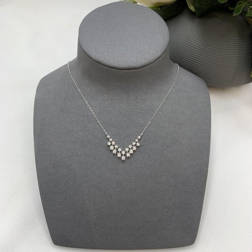 عقد ذهب ابيض تصميم الألماس عيار 18