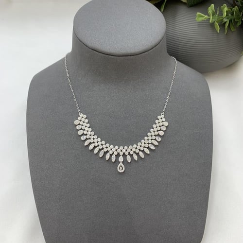 طقم ذهب ابيض تصميم الألماس عيار 18 الوزن 11.8