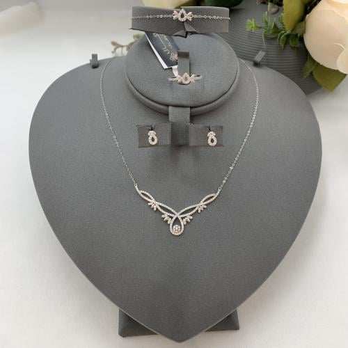 طقم ذهب ابيض تصميم الألماس عيار 18 الوزن 4.4