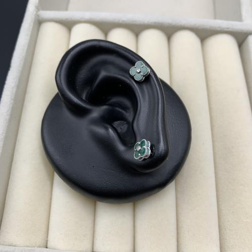 حلق إيطالي ذهب ابيض. باللون الاخضر عيار 18