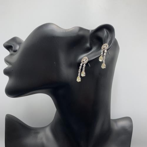 حلق ذهب ابيض تصميم الماس عيار 18 الوزن 3.25