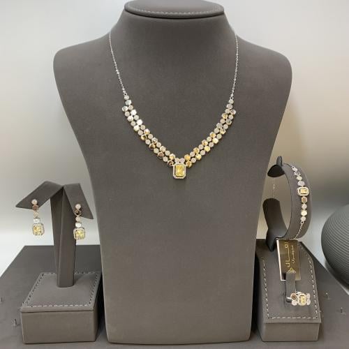 طقم إيطالي ذهب ابيض تصميم الألماس بالفانسي عيار 18...