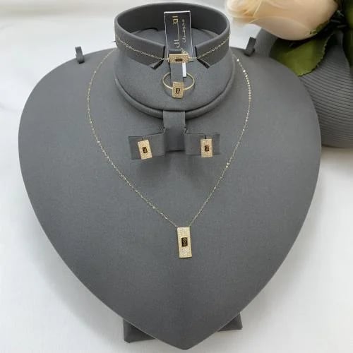 Soft Italian set with diamond design, 18 karat, weight 3.4