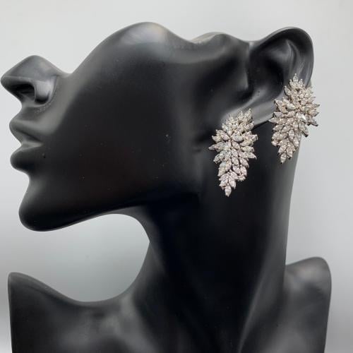 حلق ذهب ابيض تصميم الماس عيار 18 الوزن 10.59