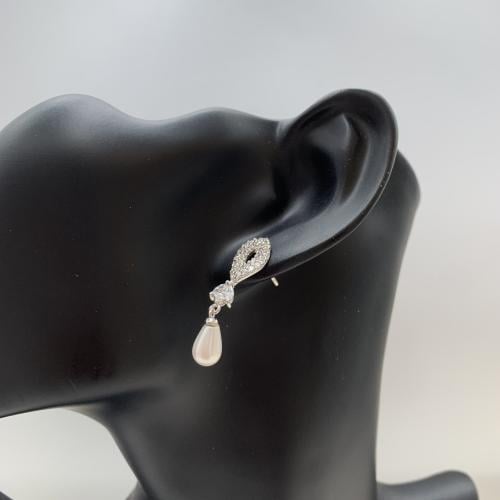 حلق ذهب ابيض تصميم الألماس عيار 18 الوزن 4.4