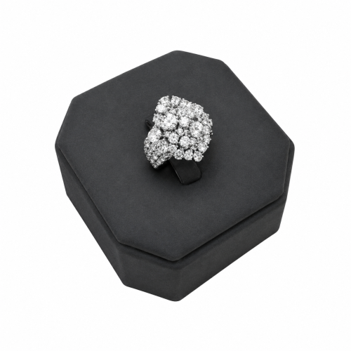 Italian ring with diamond design, 18 karat, weight 4.4