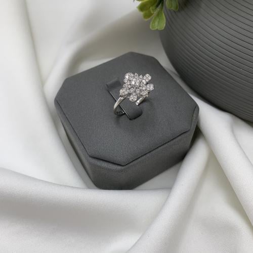 خاتم ذهب ابيض تصميم الألماس عيار 18