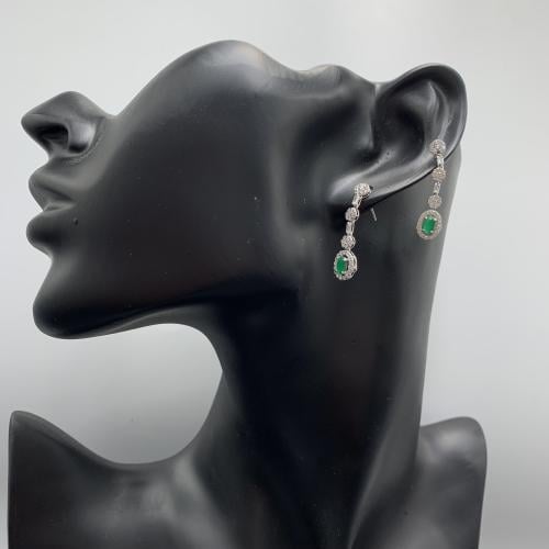 حلق ذهب ابيض تصميم باللون الاخضر عيارر18 الوزن 2.1...